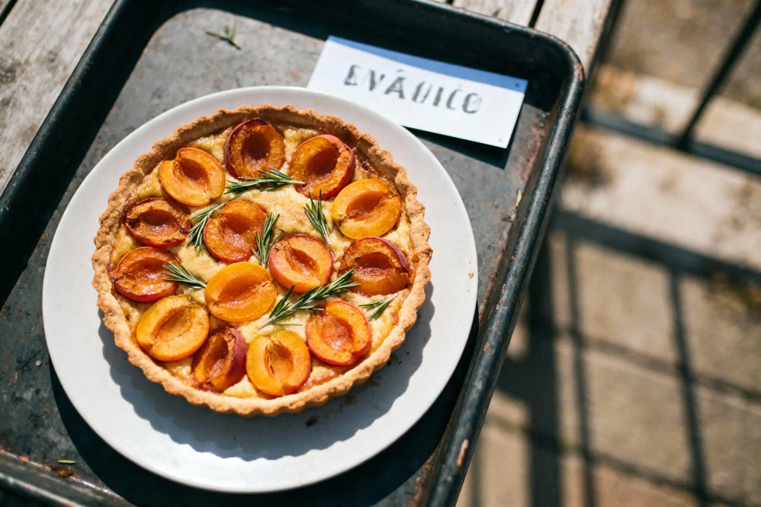 Comment réaliser une tarte aux abricots et romarin ?